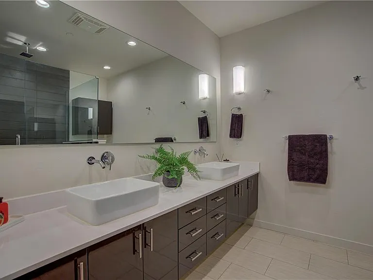 807 NW 9th St — Photo 12