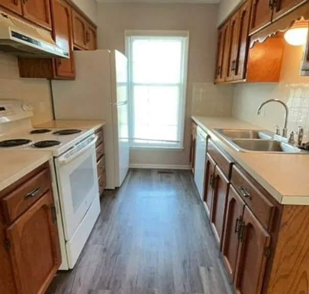 1323 Laurel St — Photo 4
