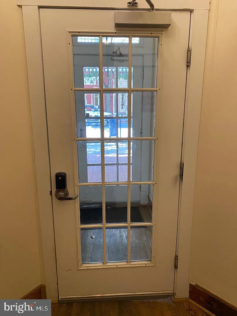 2 bed, 1.0 bath, 1214 sqft, $2,200 — Photo 3