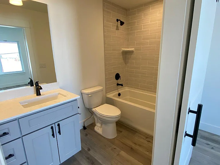 Ensuite Bathroom 1