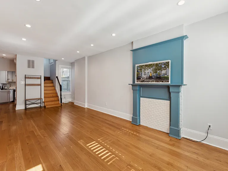 306 L St SE — Photo 2