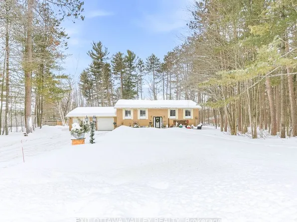 16 Heritage Dr, Petawawa, ON K8H 3J3