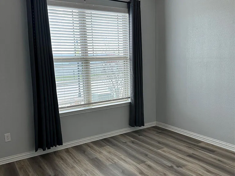 912 Monarch Ln — Photo 5