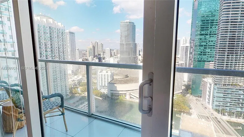 500 Brickell Ave — Photo 4