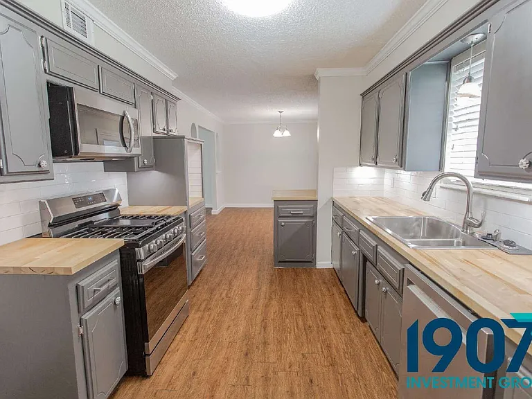 1201 Kings Ct — Photo 11
