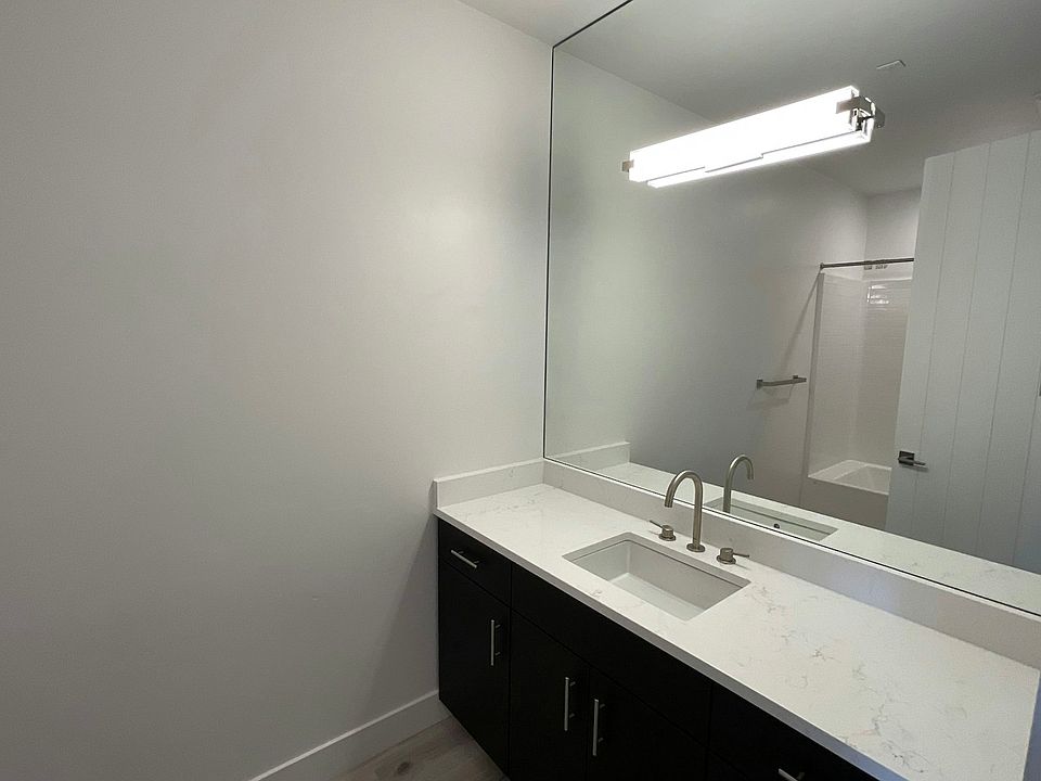 2nd image of 2051 Cross St #307