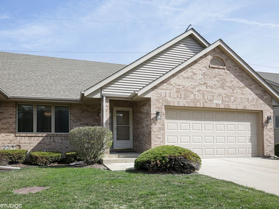 Immaculate end-unit town home!