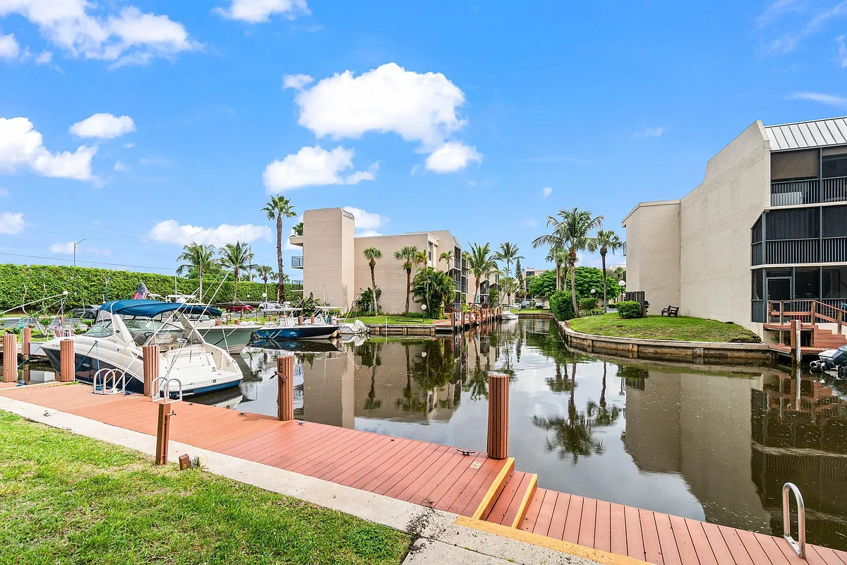 Building Photo - 17 Royal Palm Way #103