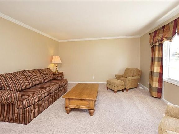 3rd image of 5876 Coachmont Dr