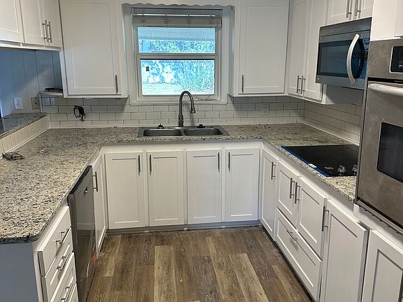 3rd image of 215 Camelia Ave