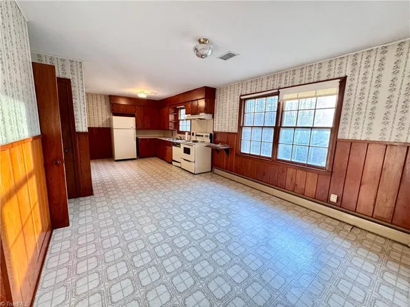 229 Woodland Dr, Pilot Mountain, NC 28621