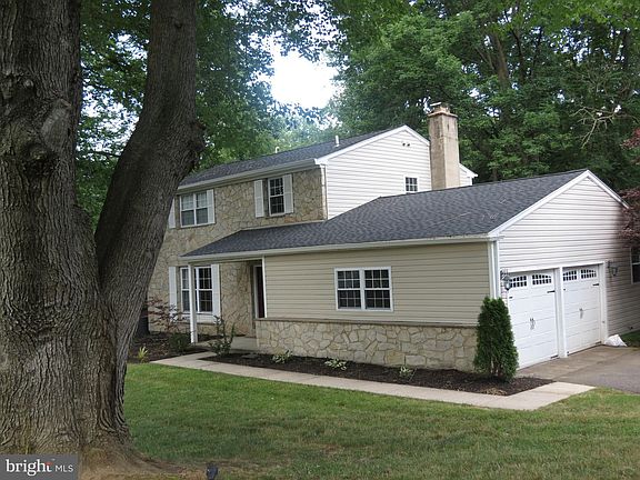 2nd image of 693 Burdett Dr