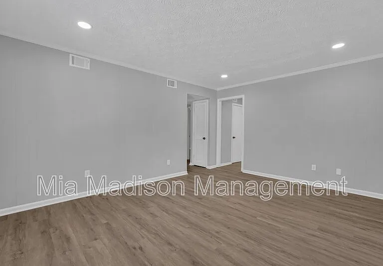 111 E Mell St #7 — Photo 4