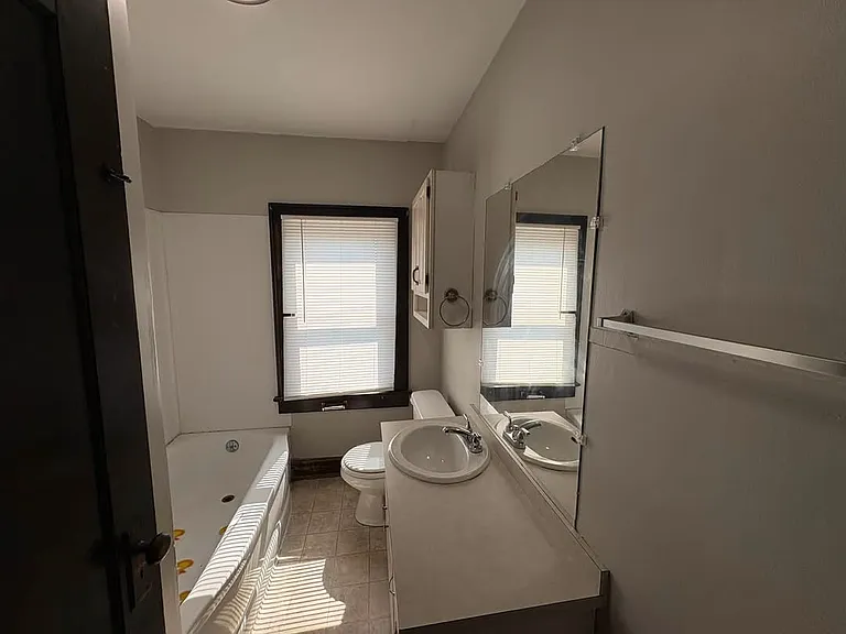 308 W 6th St — Photo 3