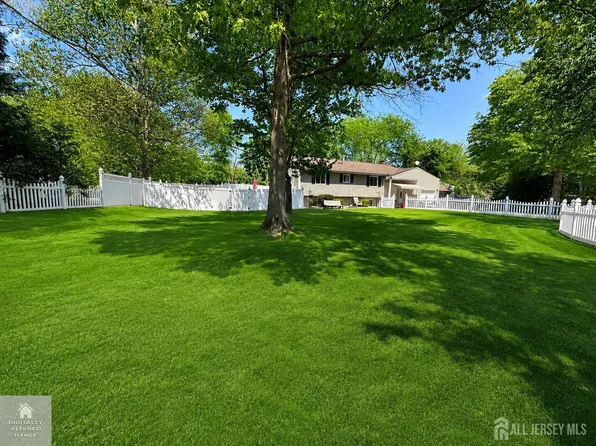 4 Meade Ct, Piscataway, NJ 08854