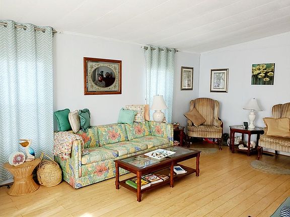3rd image of 808 Oleander Cir