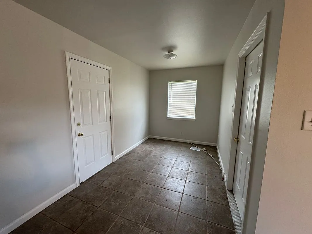 2 bed, 1.0 bath, 930 sqft, $1,395 — Photo 3