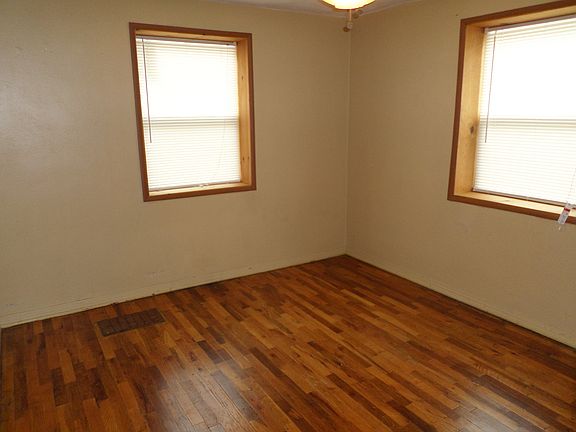 4th image of 1920-24 Hunting Ave #1922