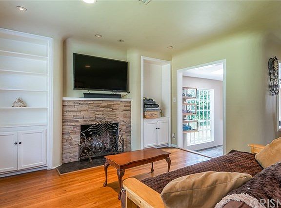 5th image of 1032 N Catalina St