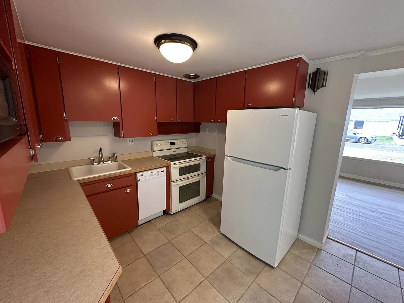 3 bed, 1056 sqft, $2,000 — Photo 4