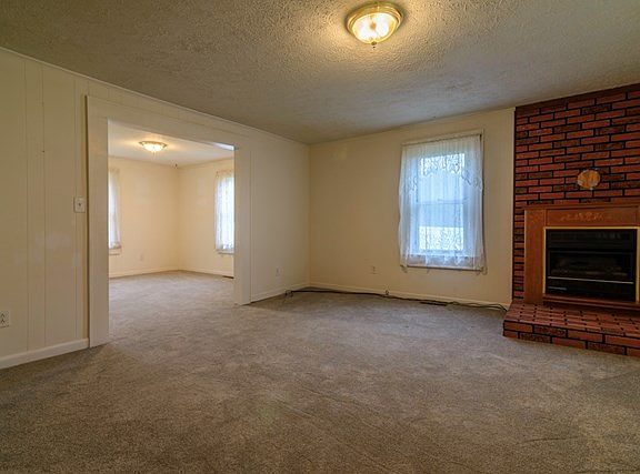 2nd image of 724 Squire Ln