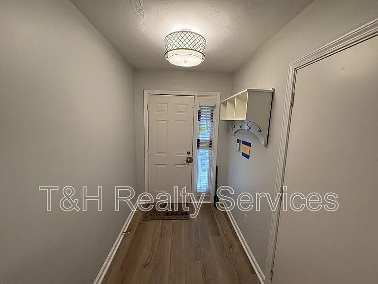516 Lockerbie Cir N — Photo 2