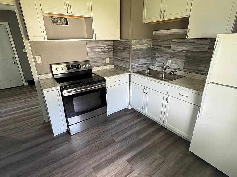 1121 Locke Ave — Photo 3