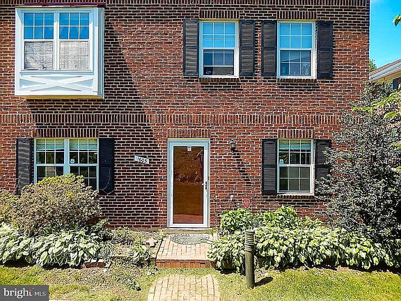 2nd image of 1605 S Barton St #28