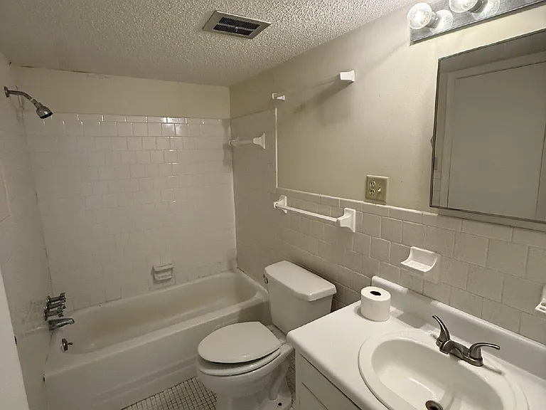 4009 Old Shell Rd #C17 — Photo 6