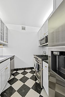 4th image of 250 E 54th St APT 28B