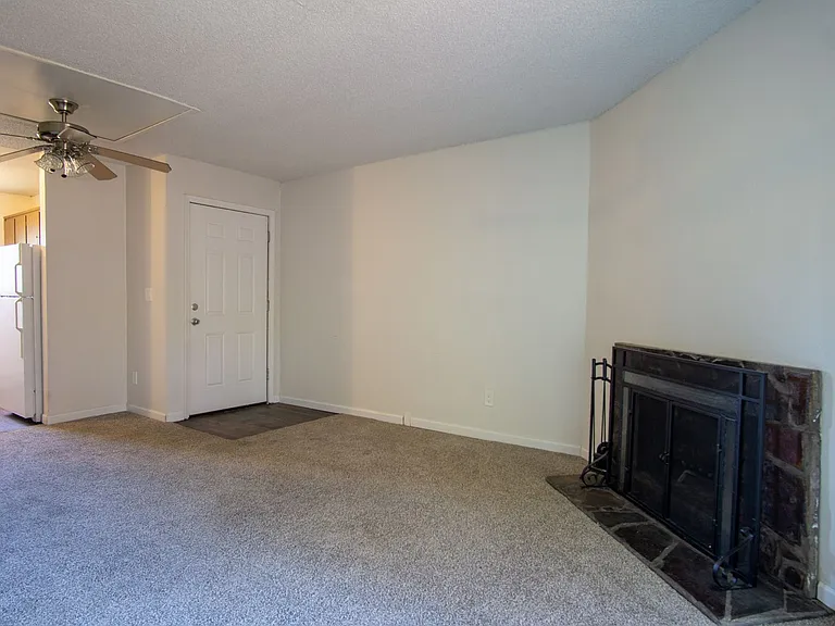 12155 SW Spur Ct #D — Photo 4