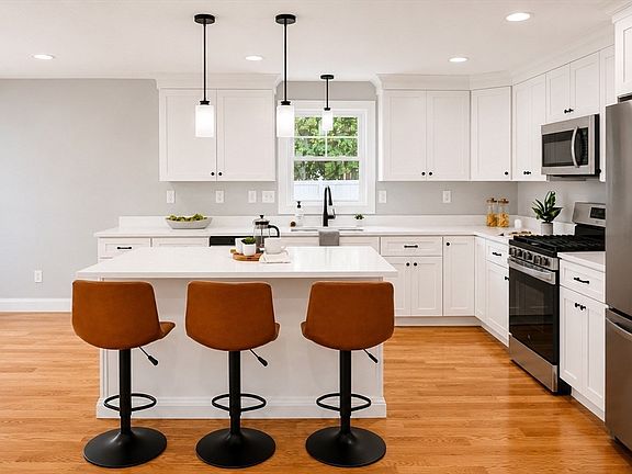 3rd image of 813 Main St #2
