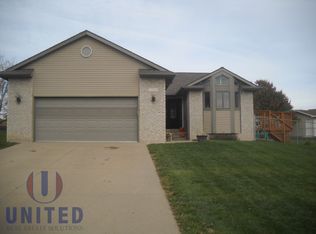 3949 Fieldcrest Dr, Sioux City, IA 51103