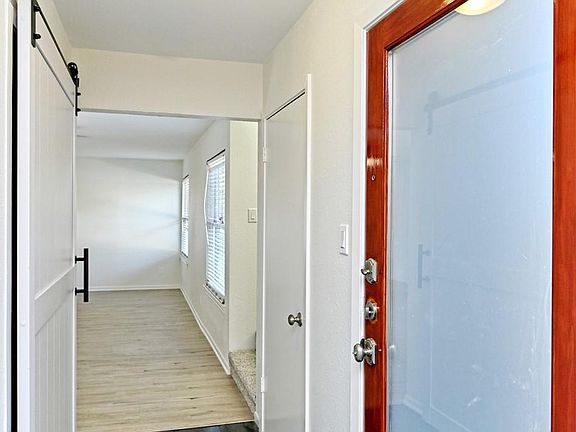 Entry/foyer to Thorncliff