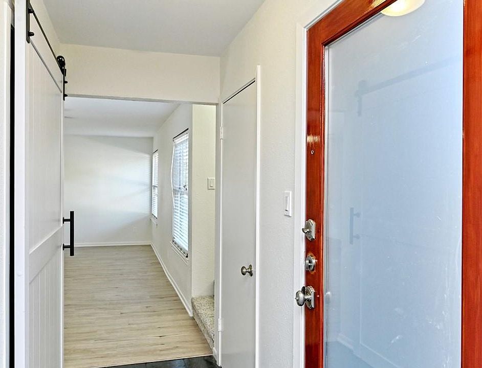 Entry/foyer to Thorncliff