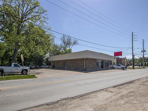3rd image of 201 N Winfree St