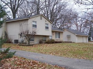 1633 Shady Crest Dr, Hartland, MI