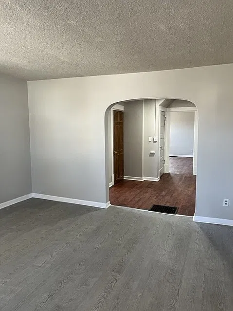 Large 6 Bedroom Home In Muskegon/West Of Business 31 — Photo 2