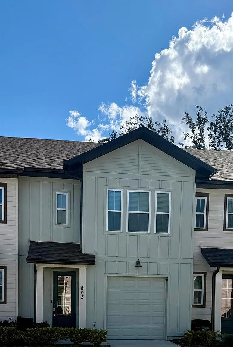 3 bed, 2.5 bath, 1622 sqft, $2,300 — Photo 1