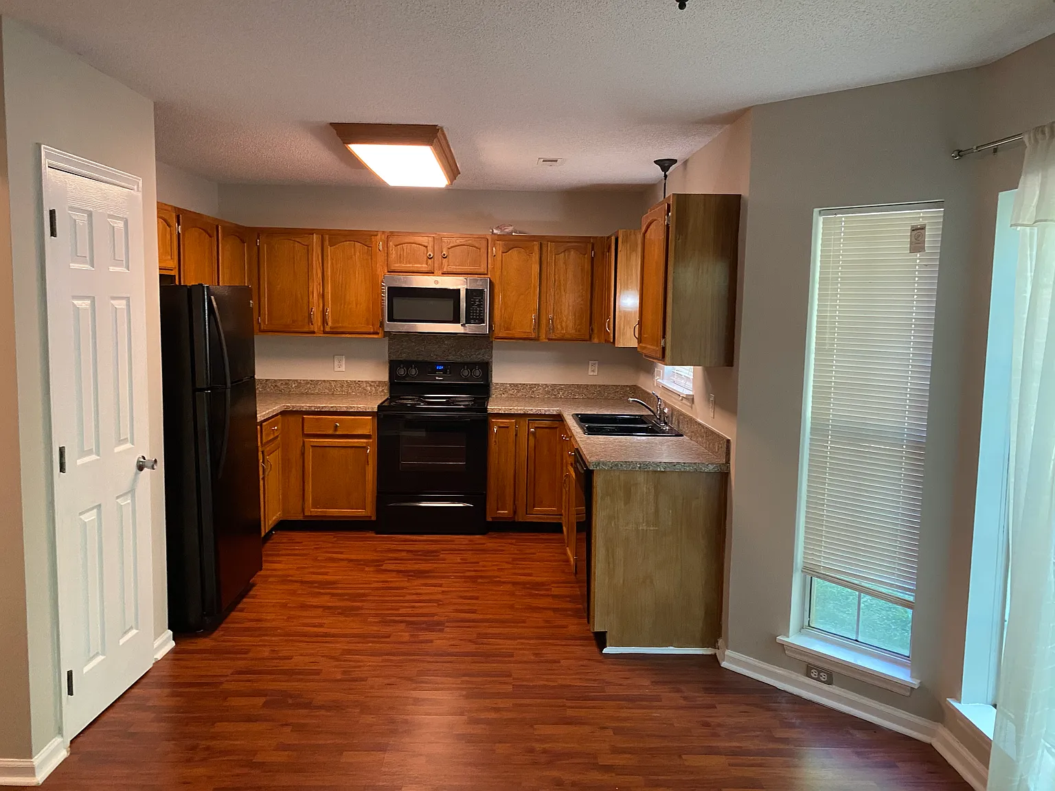 3 bed, 1893 sqft, $2,100 — Photo 1