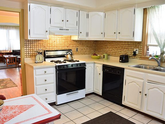 2nd image of 3525 W Lyndale St #1