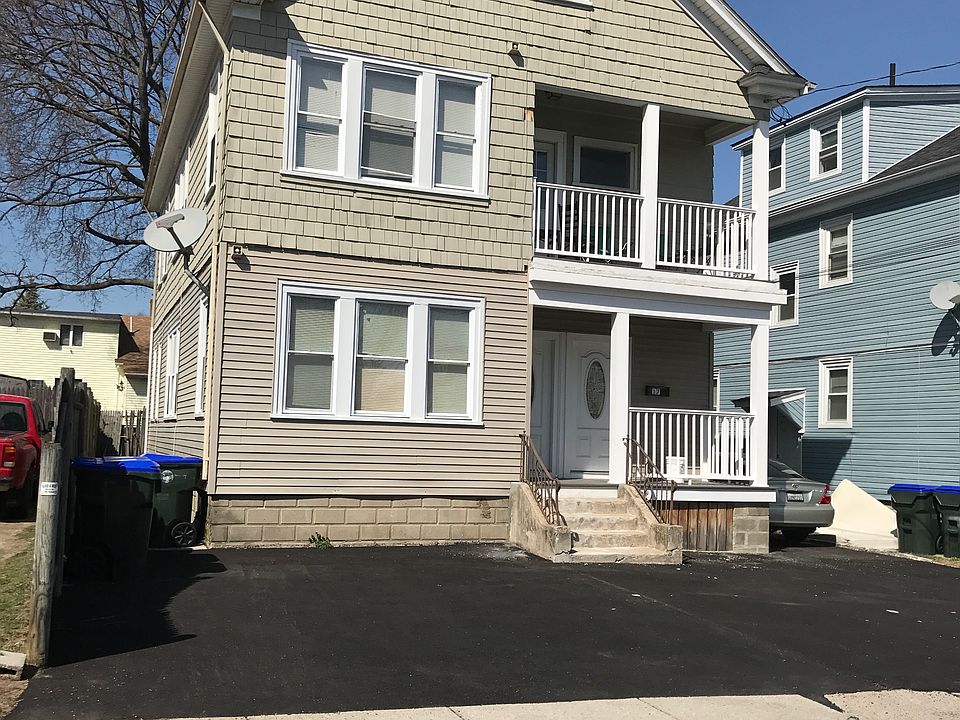 Exterior/Front Driveway