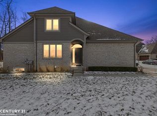 4161 Oak Arbor Ct, Rochester, MI 48306