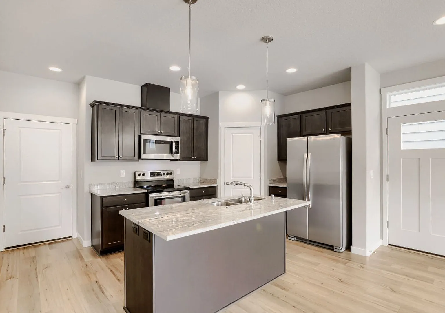 Modern 4-Bedroom 2.5 bath Townhome in Lincoln Neighborhood — Photo 4