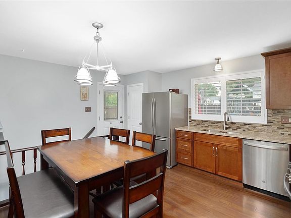 5th image of 225 Barkwood Trails Dr