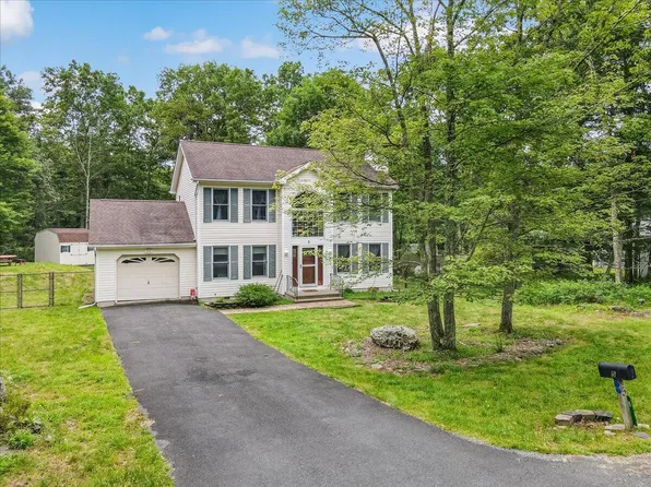 5 Flagstone Ln, East Stroudsburg, PA 18302