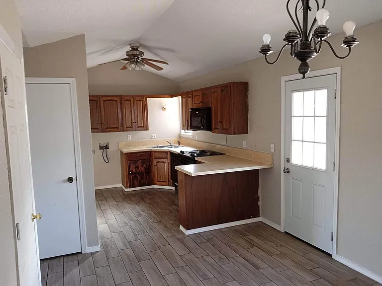 616 Briarwood Ln — Photo 4