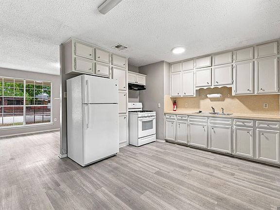 4th image of 7349 Meadow Park Ave