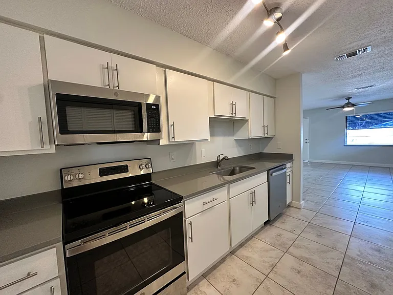 Lakeside Cove Apartments — Photo 1