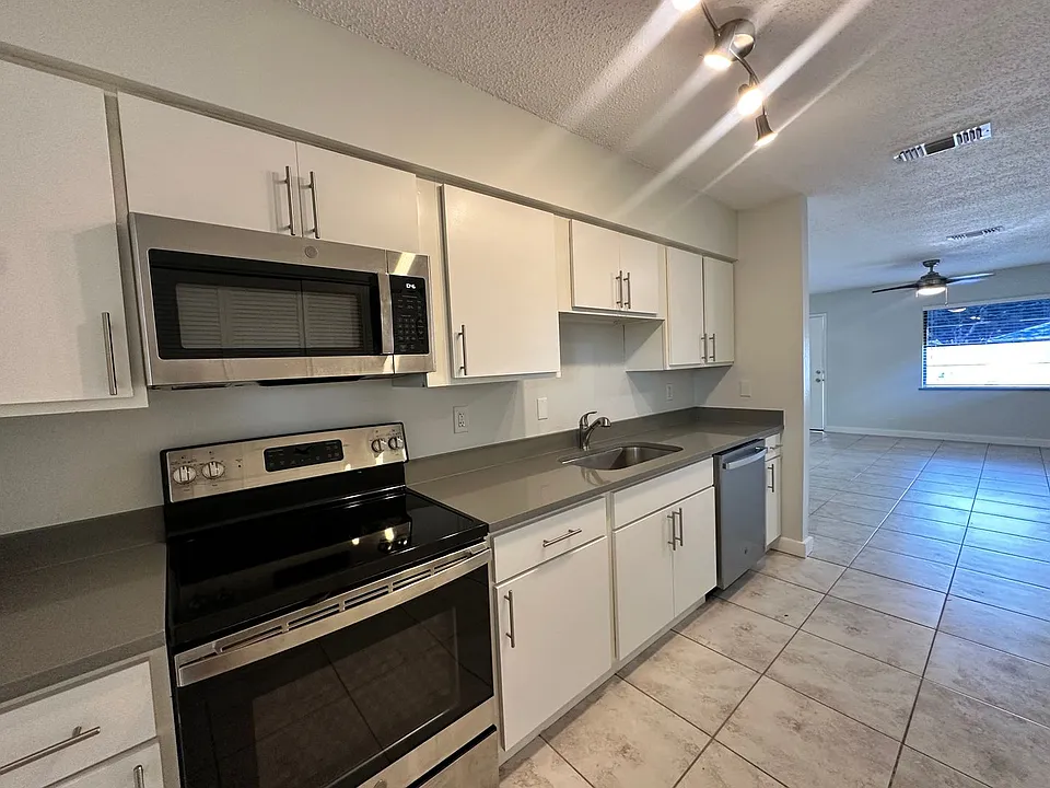 Lakeside Cove Apartments